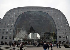 L'imponente struttura del mercato coperto.