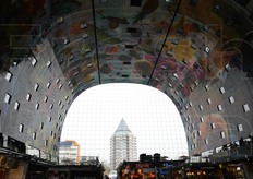 Le finestre che punteggiano la volta sono quelle di uffici e appartamenti realizzati sui lati esterni del mercato coperto.