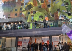 Il mercato è articolato su diversi piani: nella parte interrata c'è il parcheggio. Salendo si trova un primo piano di negozi e, a livello della strada, il mercato coperto vero e proprio. Infine, piattaforme sopraelevate ospitano i tavolini dei vari ristoranti presenti nella struttura.