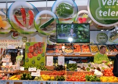 L'esposizione e' molto curata. Uno schermo mostra inoltre i volti dei contadini fornitori, con indicazione delle loro specialita' e della stagionalita' dei prodotti.