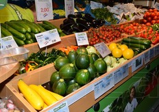 In vendita anche zucchine gialle lunghe e tonde.