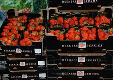 Il nero e' un colore che si addice a mettere in risalto i frutti rossi.