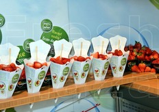 "Nel negozio del contadino non mancano soluzioni intelligenti per promuovere il consumo di fragole "on-the-go"..."