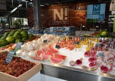 "Qui invece siamo nel "Teatro del Fresco Natuurlijk!", dove viene presentata una varieta' di ortofrutticoli, tra cui vari prodotti esotici, pomodorini e micro-ortaggi freschi."