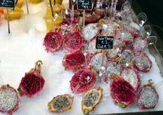 "Anche qui ci imbattiamo in soluzioni pratiche per un consumo "on-the-go", come questi dragon fruit gia' divisi a meta' e accompagnati da cucchiaio per la degustazione."