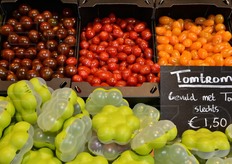 Una soluzione intelligente per favorire l'acquisto dei pomodorini: pratiche confezioni a scomparto, dove riporre i deliziosi frutti, senza il pericolo di schiacciarli e potendoli portare comodamente con se'.