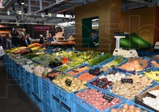 Un banco in stile piu' tradizionale... ma con un assortimento decisamente non convenzionale; come si puo' notare dalle foto che seguono.