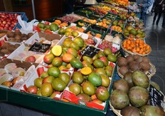 ... un ricco assortimento di frutta esotica si spalanca di fronte agli acquirenti.