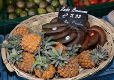 Mini ananas e banane rosse.