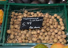 I litchi... ma questi sono vietnamiti.