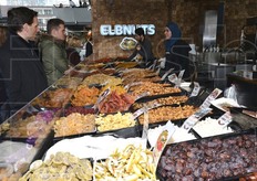 Un altro negozio di frutta disidratata e a guscio.