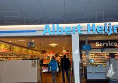 Al piano inferiore c'è un punto vendita della catena Albert Heijn.