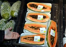 ... enormi (per i nostri standard) frutti di papaya confezionati in mezze porzioni.