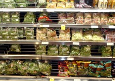 Ampio banco frigo per i prodotti convenience.