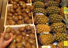 "Italian kiwifruit"... collocati accanto alla frutta tropicale!"