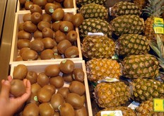 "Italian kiwifruit"... collocati accanto alla frutta tropicale!"