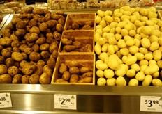 Patate con terriccio e patate spazzolate e lavate; quelle lavate sono favolose e fredde al contatto, segno che hanno rispettato la catena del freddo.
