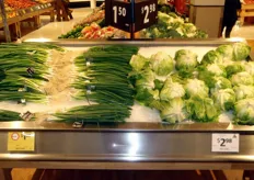 Come accade anche nei supermercati statunitensi, sotto ai vegetali freschi viene sistemato del ghiaccio, prevenendo il contatto diretto con i prodotti mediante un telo plastico.