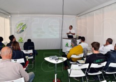 Con la partecipazione di operatori interessati, il primo dei sei appuntamenti con l'innovazione Rijk Zwaan nelle endivie si e' articolata in tre fasi: una breve presentazione a cura di Carlo Fermi (Crop Specialist Endivie e coordinatore del settore IV gamma presso Rijk Zwaan), una visita in campo e un gustoso momento conviviale.