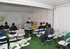 "Per contribuire alla competitivita' del settore, Rijk Zwaan ha sviluppato le cultivar di endivia Avral RZ e Timehal RZ. Entrambe si distinguono per la foglia tenera, di colore verde chiaro, con ottima arricciatura e poco scarto. Il gusto e' meno amaro rispetto alle altre endivie ricce, di solito di un verde piu' scuro e con una concentrazione maggiore di clorofilla nelle foglie. "Tutte qualita', queste - sottolinea Carlo Fermi - che le rendono uniche e rappresentano un'ottima opportunita' per conquistare, con successo, il gusto dei consumatori, oltre che le preferenze del settore della IV gamma"."