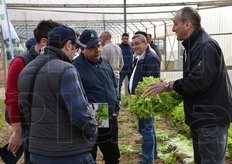 Carlo Fermi (a destra) a colloquio con alcuni operatori interessati.