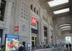 La segnaletica della metro e dello store Conad all'interno della Stazione Centrale di Milano.