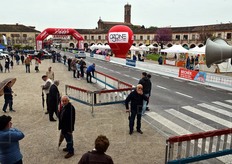 "Nella piazza centrale di Badoere (TV) "La Rotonda", gia' piazza del mercato e un tempo centro nevralgico dei commerci e dei traffici della Serenissima, viene allestito ogni anno un ricco programma di avvenimenti intorno alla coltivazione dell'asparago."