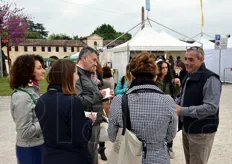 Gli ospiti in visita, tutti giornalisti e blogger attivi nel settore agroalimentare e ortofrutticolo, sono stati introdotti alla scoperta dell'asparago da Federico Nadaletto, responsabile mezzi tecnici di OPO Veneto.