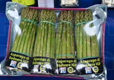 Diversamente dall'asparago di Cimadolmo IGP, che e' esclusivamente bianco, l'Indicazione Geografica Protetta di Badoere include asparagi bianchi e verdi.