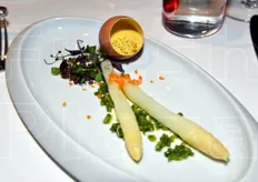 Rivisitazione creativa del classico piatto asparagi bianchi e uova.