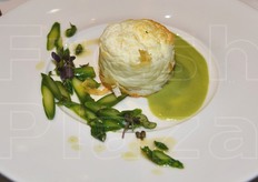 Souffle' dal cuore morbido su crema di asparago verde di Badoere IGP.