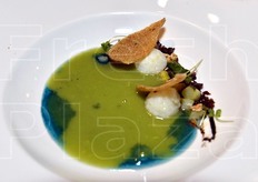 "Un piatto vincitore di concorsi: denominato "il lago dei cigni" in omaggio alla celebre favola, incorpora l'asparago come elemento di trasformazione narrante del piatto."