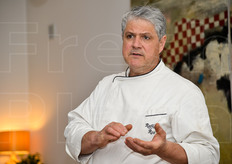 Lo chef risponde alle domande dei giornalisti.