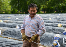 "Il titolare dell'azienda, Benvenuto Fantin, mostra l'attrezzo "sgorbia"."