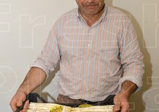 Benvenuto Fantin con una cassetta dei suoi asparagi bianchi.