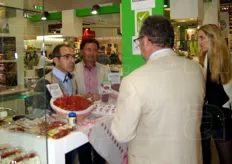 Lorenzo Fronterre' e Giorgio Agosta (titolare di Agriblea) a colloquio con visitatori interessati.