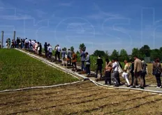 Visitatori sulla collina, realizzata per Demo Field presso il Parco Tecnologico di Lodi, dedicata ai cereali di pianura irrigati con il sistema a goccia Netafim.