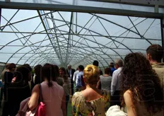 Visitatori nella serra realizzata dall'azienda Lucchini di Mantova per il progetto Demo Field.