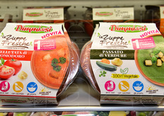 "Tra i settori dell'industria ortofrutticola maggiormente rappresentati nella prima edizione di Fruit Innovation, quello della IV gamma e' apparso particolarmente dinamico, con una folta serie di nuove proposte. Incominciamo da "La Linea Verde" di Manerbio (BS), detentrice del marchio DimmidiSi'. A Milano ha esposto Le Zuppe Fresche per il consumo "on-the-go": quattro vellutate monoporzione con crostini di focaccia fresca tostata al forno, cucchiaio e tovagliolo."