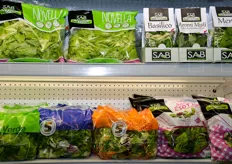 L'azienda bergamasca SAB Ortofrutta ha allestito il proprio frigorifero-display con le sue nuove proposte (vedasi le erbe aromatiche in alto a destra) e con il restyling delle sue buste di insalata.
