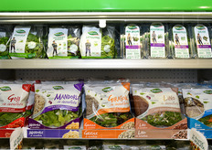 "Ha debuttato a Milano anche CULTIVA, il nuovo brand che riunisce la "vecchia" O.P. Valle Padana, MB Produce (filiale commerciale UK per il Nord Europa) e Royal Rose (che gestisce la produzione e commercializzazione di prodotto negli USA). CULTIVA e' partner privilegiato di Valfrutta, per il quale ha sviluppato la nuova Linea Benessere, una gamma di 5 referenze di insalate di IV gamma (in basso nello scaffale ritratto in foto) che propongono mix innovativi e di tendenza, incentrati su naturalita', salute e preziosi nutrienti."