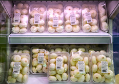 Lo specialista in aglio, cipolla e scalogno Delfanti, con sede a Monticelli d'Ongina (PC), ha portato in fiera la sua ultima proposta: la cipollina borettana gia' pelata e confezionata in vaschette da 250 e 500 grammi. Target: GDO e industria conserviera. Shelf-life del prodotto in vaschetta: 6-8 giorni.