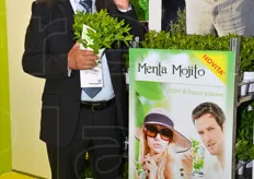 Remo Di Meo, titolare dlel'omonima azienda capofila del Copraval, mostra le profumatissime piante di menta fresca proposte anche nella versione per preparare l'estiva bevanda Mojito.