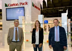 Massimo Tumedei, Barbara Serino e Gianni Leone presso lo stand Carton Pack, specializzata in soluzioni di confezionamento per prodotti ortofrutticoli.