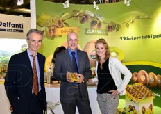 Gianluca Donvito e Marino Silva insieme a una collega olandese presso lo stand Zespri. Le date della prossima edizione di Fruit Innovation sono state gia' fissate dagli organizzatori dal 4 al 6 maggio 2016.