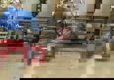 Lo stabilimento aziendale, dove avviene confezionamento, stoccaggio e logistica e' dotato di moderni impianti per mantenere inalterati sapore, freschezza e genuinita' dei pomodori.