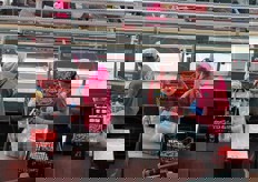 Ogni operatrice - addestrata in base al cliente e quindi con standard qualitativi ad hoc - sistema manualmente i pomodori nelle confezioni.