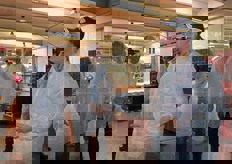 Joe Fortunato spiega che la merce e' programmata in campagna secondo le commesse. Eseguiti i dovuti controlli, passa alle linee di lavorazione.