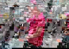 L'operatrice esegue il confezionamento. Fase controllata dai responsabili qualita'.