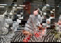 Joe Fortunato illustra un macchinario - uno degli ultimi investimenti aziendali - che a seconda della lettura di un bollino applicato dalle operatrici sulle confezioni, indirizza il prodotto alla giusta etichettatrice e quindi destinazione.